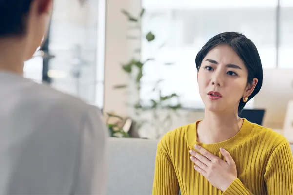 女性弁護士が話を伺う様子