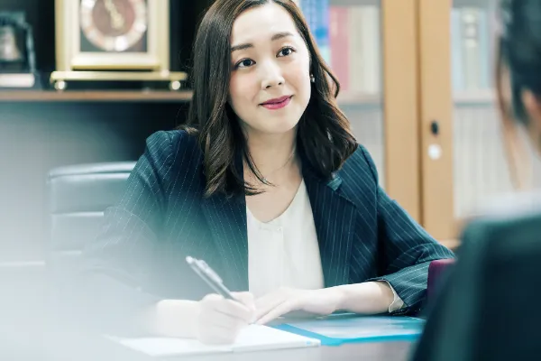 ノートを取りながら相談内容を整理する様子