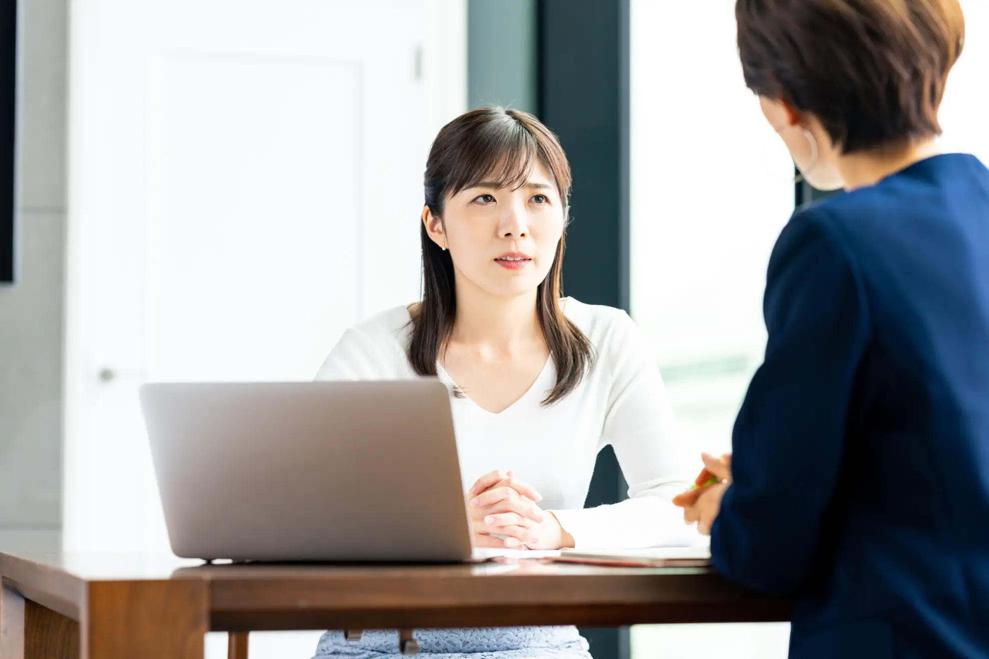 女性弁護士メンターへの相談シーン