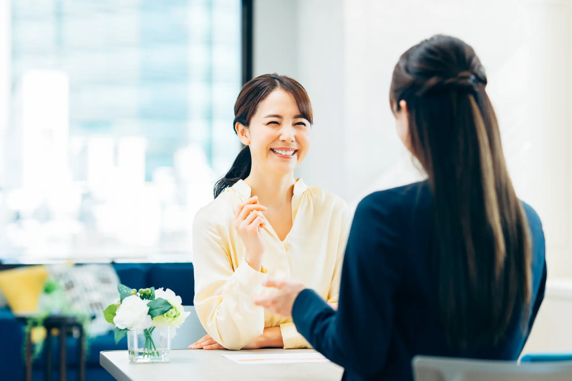 女性弁護士メンターへの相談シーン